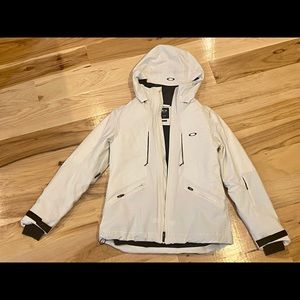 Oakley women’s ski jacket. size M, good condition.